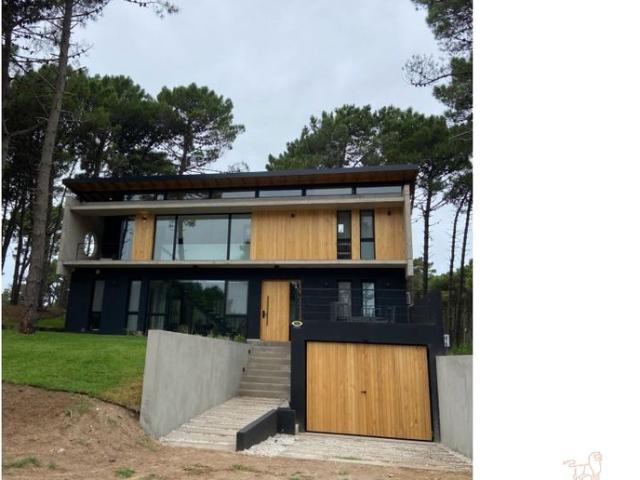 CASA MINIMALISTA EN PIONEROS ALQUILER