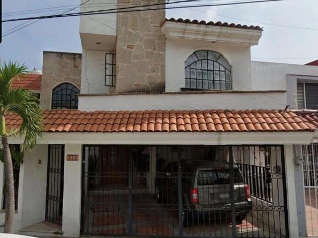 CASA MINIMALISTA EN VENTA CERCA DE ZONA UNIVERSITARIA DE GUADALAJARA CONECTADA A VIAS PRINCIPALES!