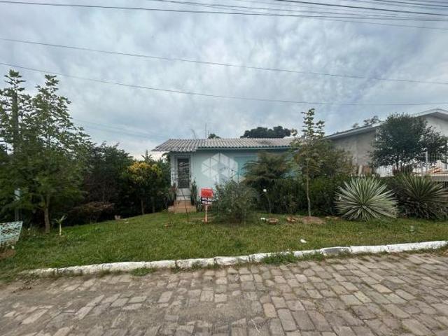 Casa mista com 1 dormitório no bairro 1º de Maio