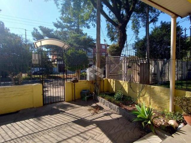 Casa mista com 3 dormitórios/Quartos sendo um suíte e 4 vagas no bairro Sarandi POA/RS