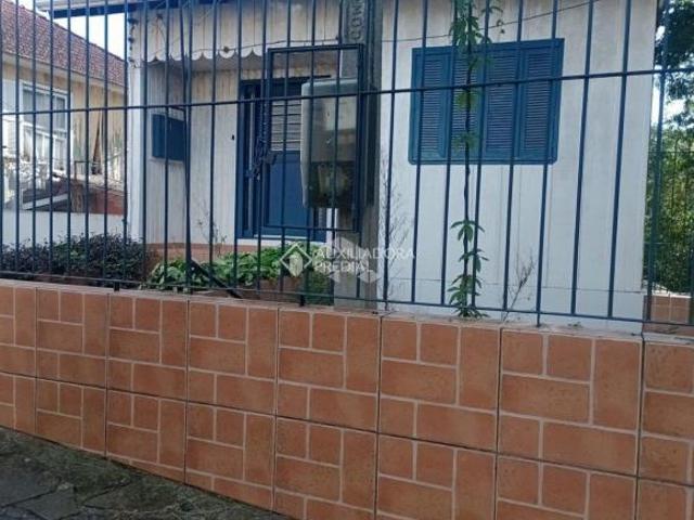 Casa mista com três dormitórios bairro Cristal terreno 10 x 34
