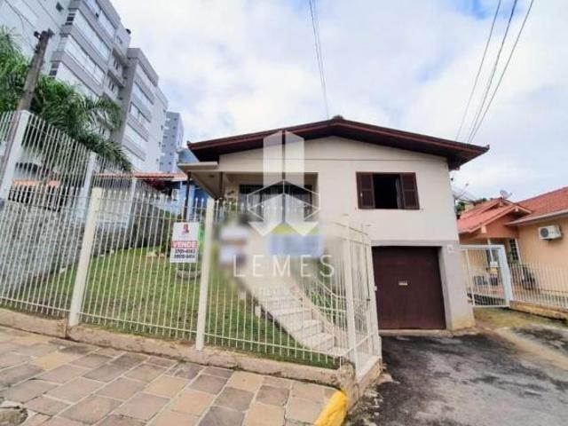 CASA MISTA, COMPOSTA POR: TRÊS DORMITÓRIOS  COZINHA  SALA DE ESTAR  ÁR