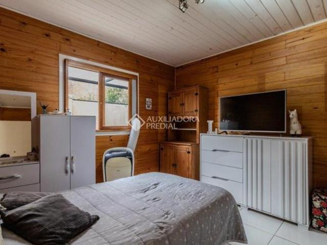 Casa mista em terreno 10mx25m, churrasq, garagem!