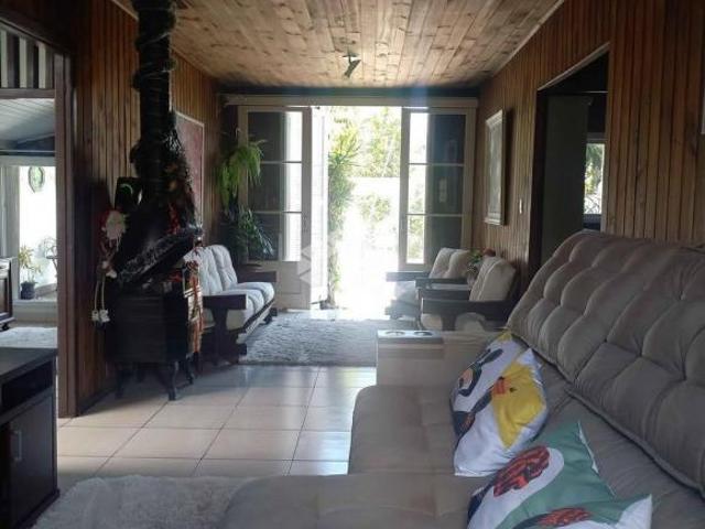 Casa mista, 2 dormitórios, terreno de 12x25 com piscina e jardim no bairro Jardim Beira Mar em Capão