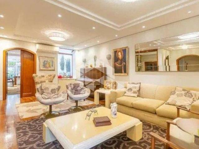 Casa mobiliada com 3 dormitórios 1 suíte, com 320m², piscina e área gourmet Próximo à orla, no b