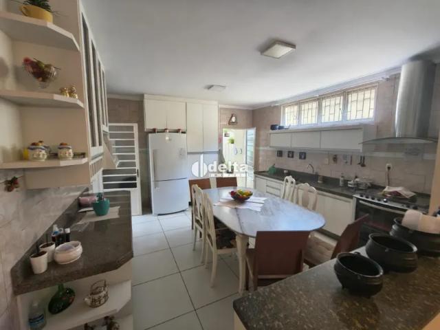 Casa mobiliada com 4 quartos sendo 2 suítes, disponível para locação no bairro Nossa Senhora Apareci