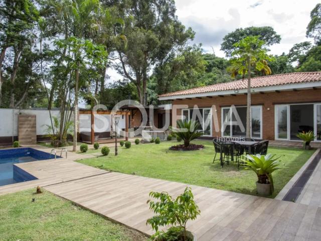 Casa mobiliada com lazer e paisagismo no Jardim Morumbi