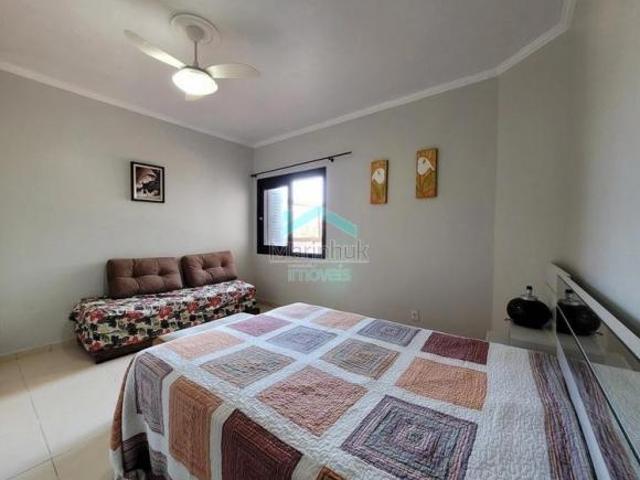 Casa mobiliada com piscina próxima ao mar