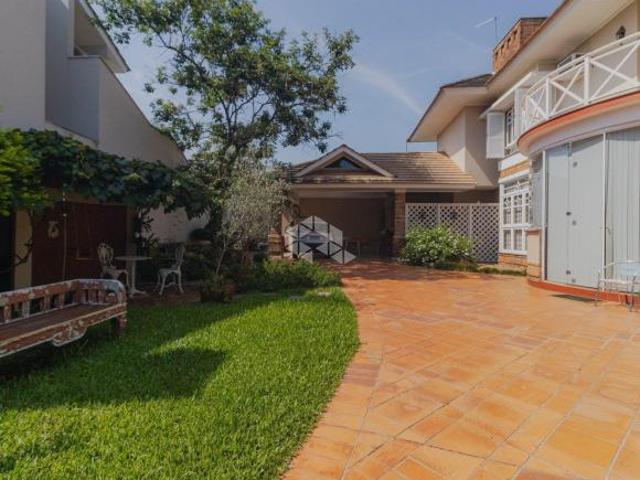 Casa mobiliada de 242m², 3 dormitórios sendo 3 suítes, 4 banheiros e 4 vagas no Marechal Rondon