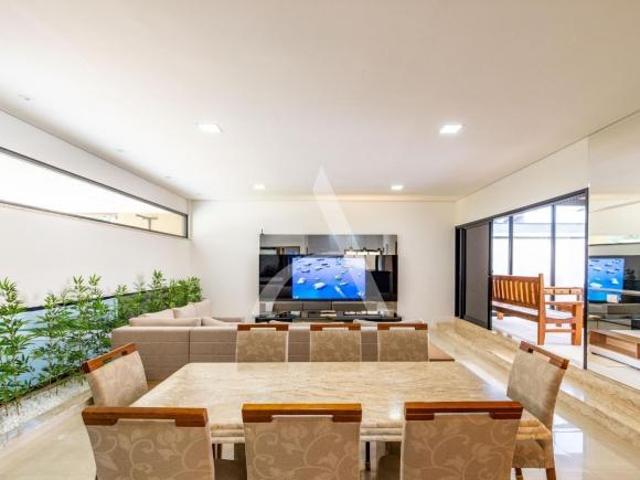 Casa mobiliada em condomínio com 4 quartos, piscina e 1000m² de terreno