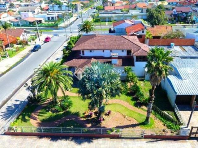 Casa Mobiliada em grande terreno no Centro de Tramandaí