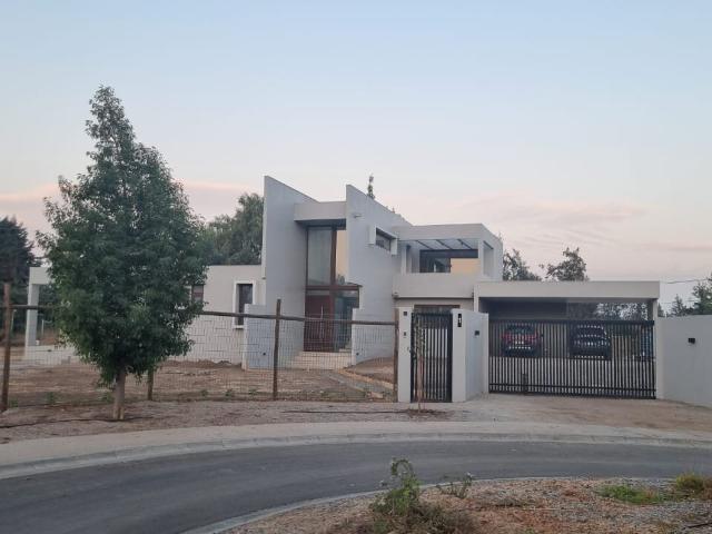 Casa Moderna 5D + 5B | Amplios Espacios y Diseño Exclusivo