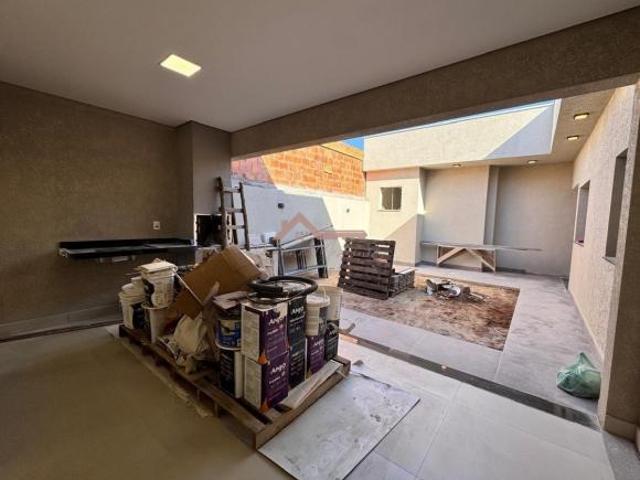 Casa moderna com escritório, 3 dormitório, suíte, closet Condomínio Monterrey