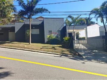 Casa Moderna com Piscina no Condomínio Aruã