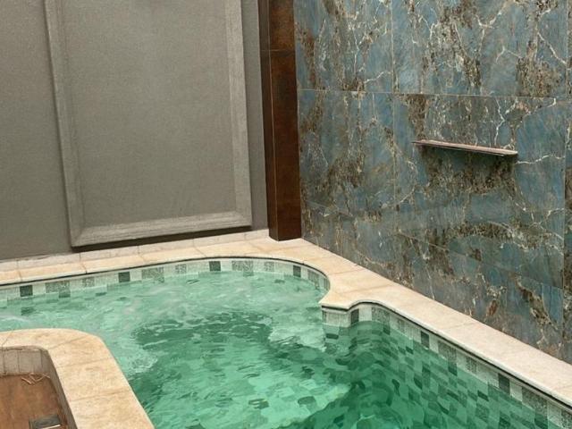 Casa Moderna com Piscina no Parque das Amoras II