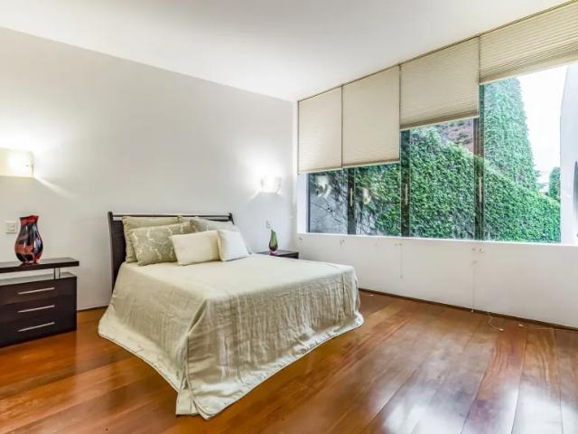 Casa moderna com projeto de Sergio Bernardes