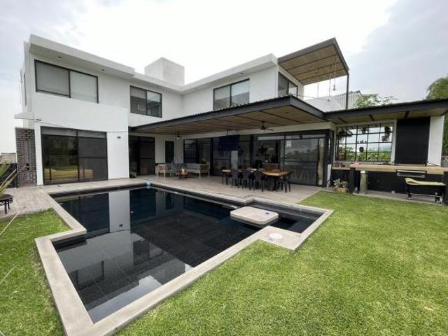 Casa Moderna con Alberca de Venecianos Negros | Lomas Cocoyoc