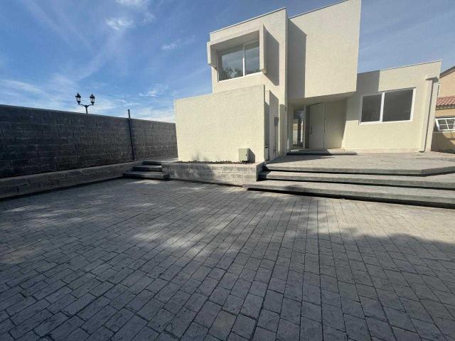 Casa Moderna con Excelente Conectividad