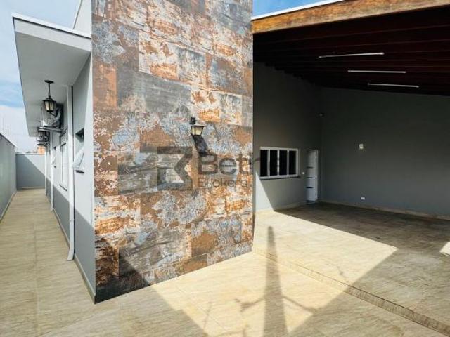 Casa moderna à venda em Elias Fausto – 3 dormitórios, suíte e área gourmet