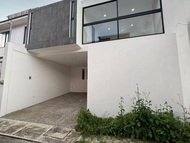 Casa moderna de 3 niveles con roof garden y sala de TV en Banderilla