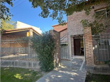 Casa Moderna De 320 M² Con Piscina, Galería Y Cochera Para 4 Autos — Ladrillo Visto, Doble Altura Y Detalles De Categorí