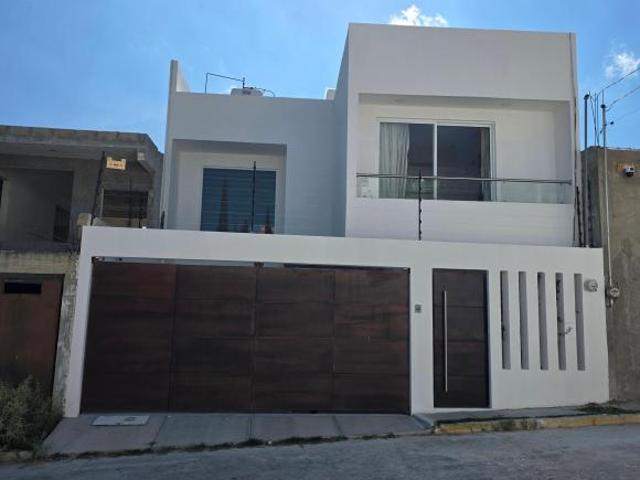 Casa moderna de 4 niveles