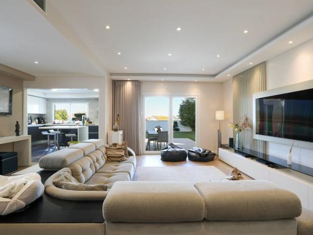 Casa Moderna de 4 Quartos com Jardim, Parque das Oliveiras, Camarate
