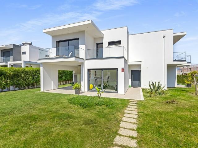 Casa moderna de 4 quartos com piscina e vista para lagoa 159m² Vau
