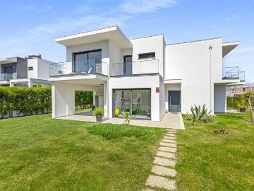 Casa moderna de 4 quartos com piscina e vista para lagoa 159m² Vau