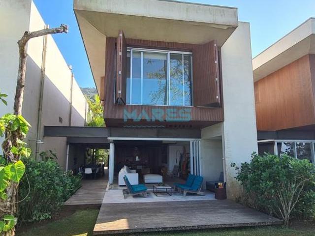 Casa Moderna de frente ao mar Camburi