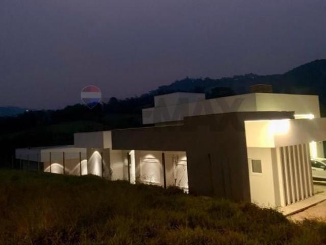Casa moderna em condomínio com piscina e segurança