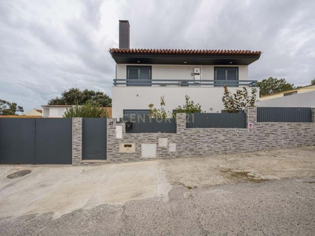 Casa Moderna em Setúbal com Vista para o Sado