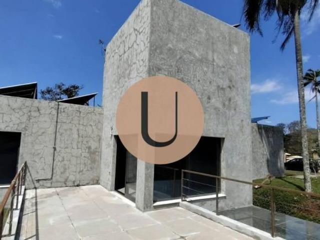 Casa Moderna em terreno de 5600 mts Vista total para a Serra do Voturana