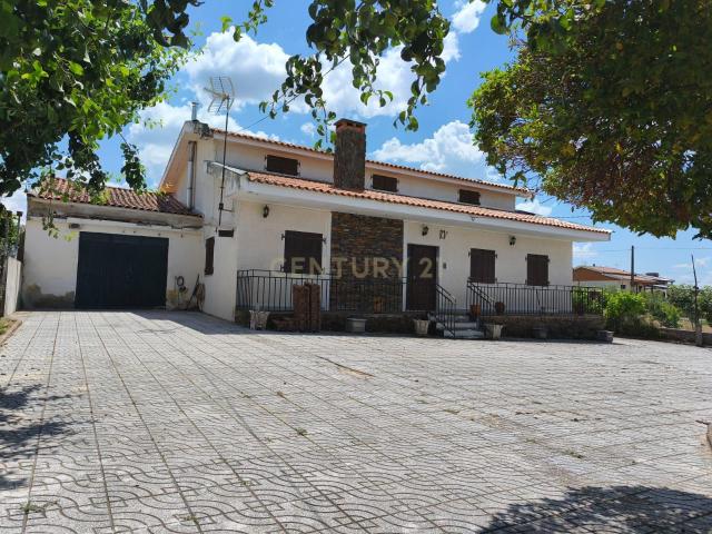 Casa Moderna em Campo de Víboras Vimioso com Jardim e Garagem