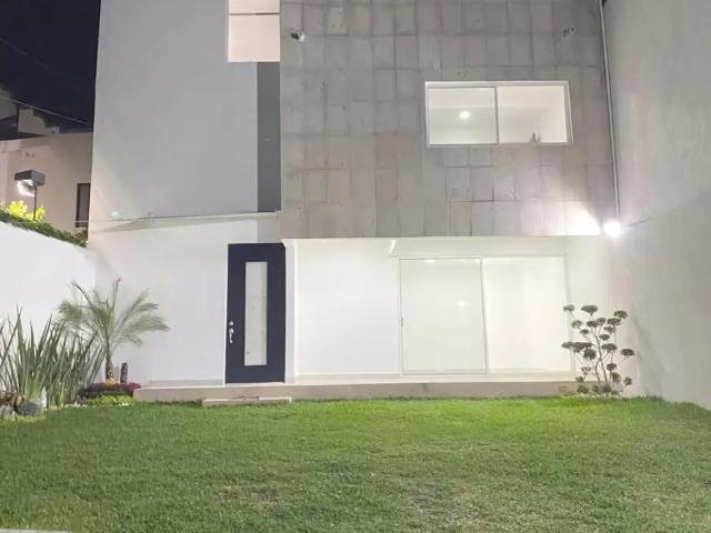 Casa moderna en Fracc. Las Fincas Jiutepec, amplios espacios $4,200.000.00
