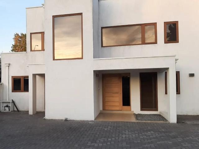 Casa Moderna en Sector Gabriela Mistral, con Piscina