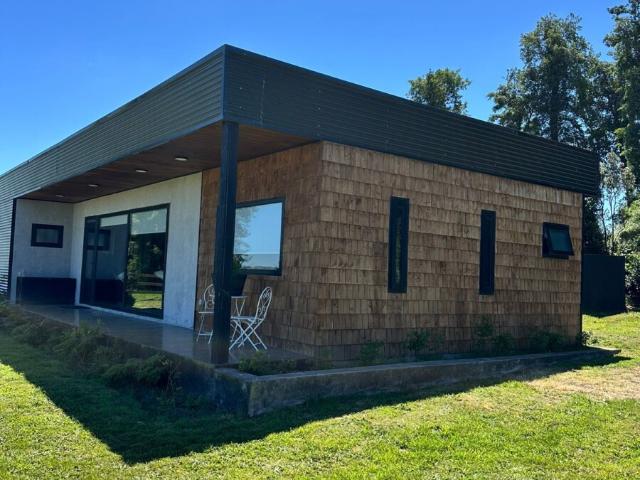 Casa Moderna en parcela con bosque nativo y piscina