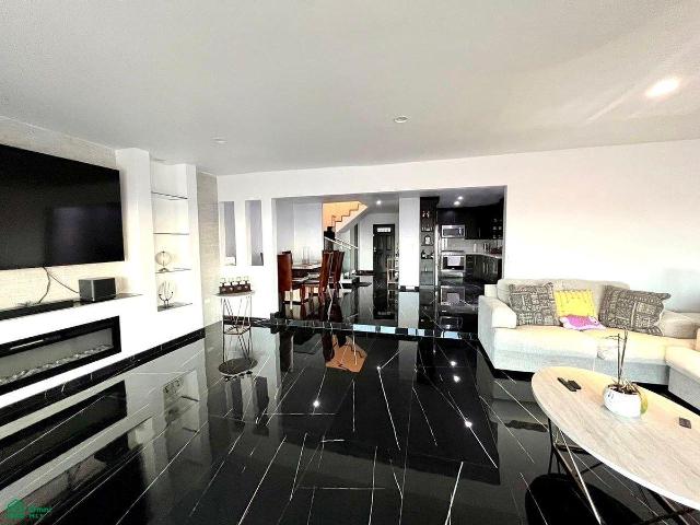 CASA MODERNA EN RENTA CON VISTA A LA CIUDAD DE ENSENADA