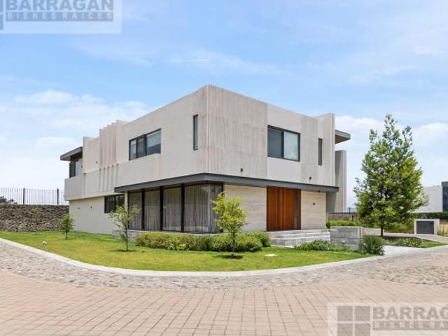 Casa en venta en El Campanario, moderna con acabados de lujo