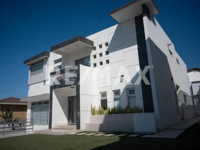 Casa Moderna en Venta en Ensenada