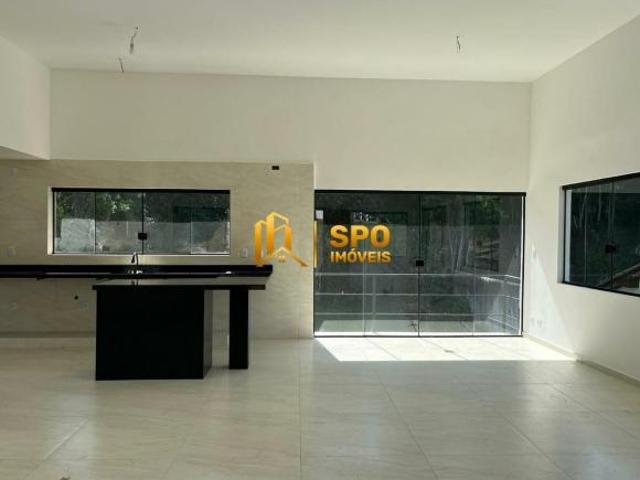 CASA MODERNA ELEVADA, 3 DORMITÓRIOS 1 SUÍTE, SALA COM PÉ DIREITO ALTO E 5 VAGAS