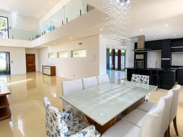 Casa à venda em Santa Isabel com elevador, escritório e piscina no Reserva Ibirapitanga