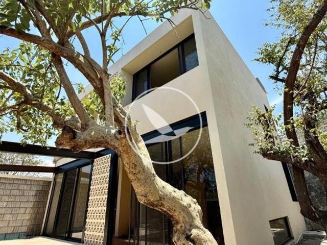 Casa Moderna Nueva Con Gran Jardín Y Jacuzzi