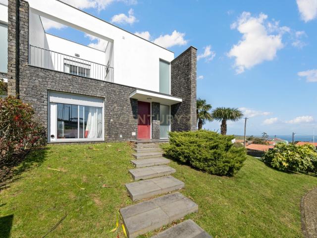 Casa moderna T4 com vista panorâmica em Fonte do Bastardo