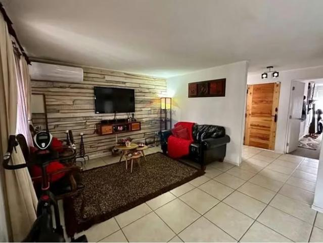 Casa moderna y tranquila en colina, 4d/3b, 2 e. 4 dormitorios por 5350.00 en Colina