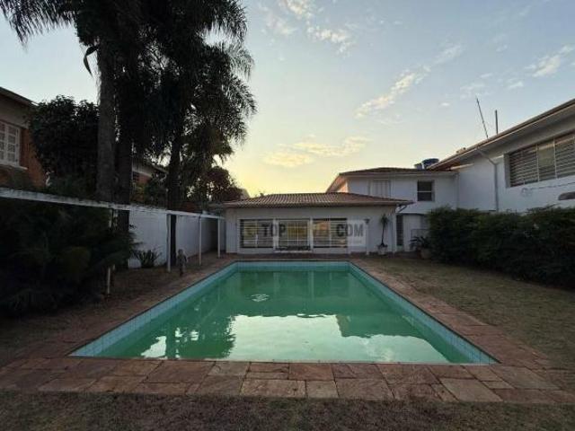Casa Modernista em Rua Fechada com 4 dormitórios à venda no Pacaembu São Paulo/SP