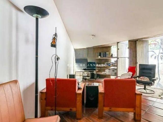 Casa modernista no Alto de Pinheiros: 644 m² de terreno, 4 quartos e 4 vagas