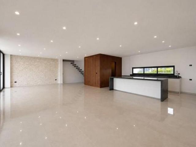 Casa nueva con 4 habitaciones mas estudio o 5° habitacion en ZONA MONTE MAGNO