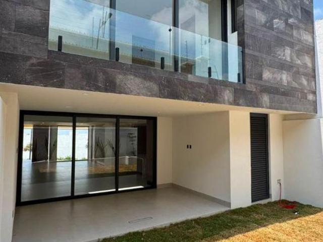 casa nueva con terraza y vista a la ciudad