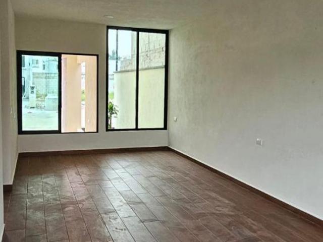 CASA NUEVA CON ACABADOS MODERNOS EN PRIVADA